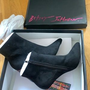 Betsey Johnson Womens Kassie Black Ankle Boots